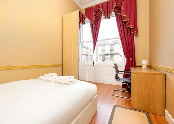 Stylish Southside Flat Near Old Town *