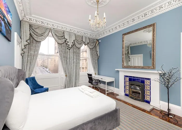 Stylish Southside Flat Near Old Town Apartment