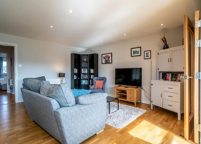 Apartment Bright Floor Haven Modern 2br In - Pass The Keys