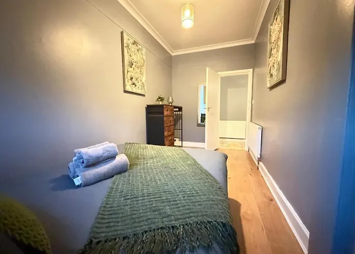 2 Bedroom Flat Near Centre