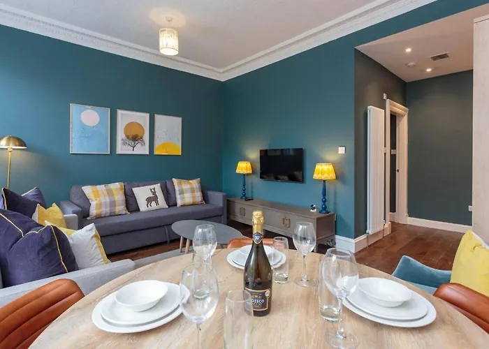 Old Town Modern Retreat - Near The Castle Apartment *