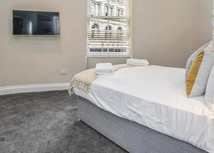 Apartment Castle Steps Away - Modern Flat *