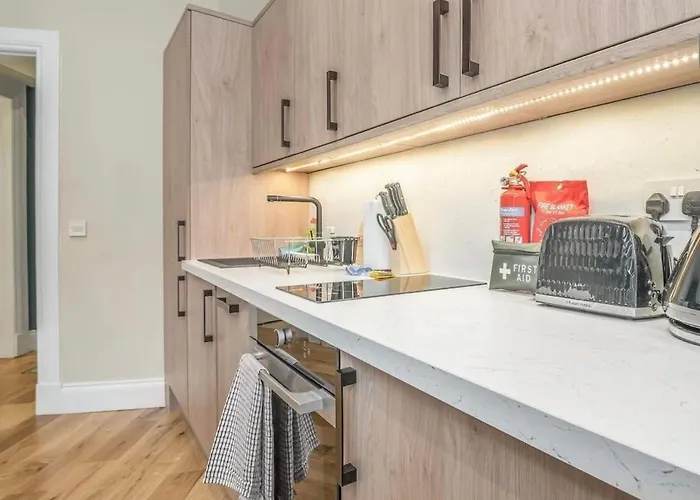 Castle Steps Away - Modern Flat Apartment Edinburgh