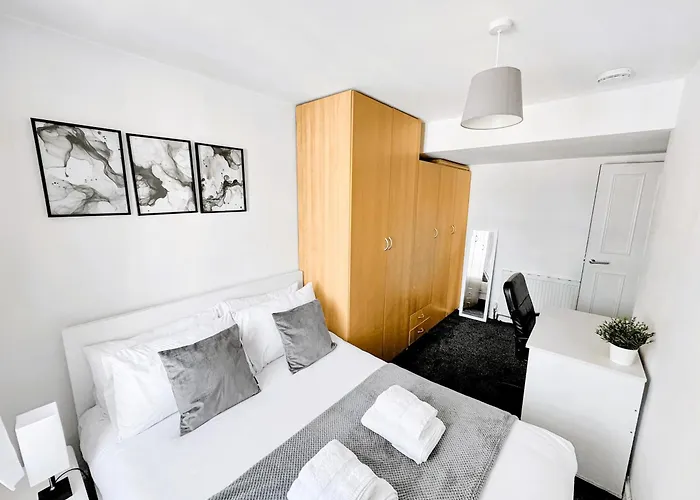 Apartment 3 Bedroom Next To Royal Mile & Castle *