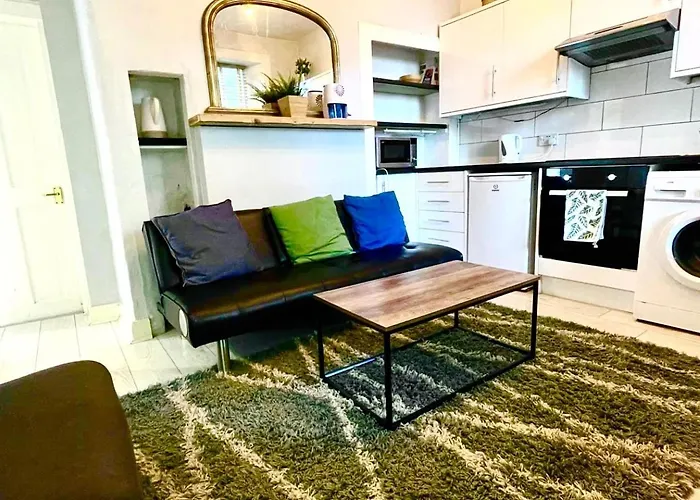 Main Door Flat With Private Garden Center Edinburgh