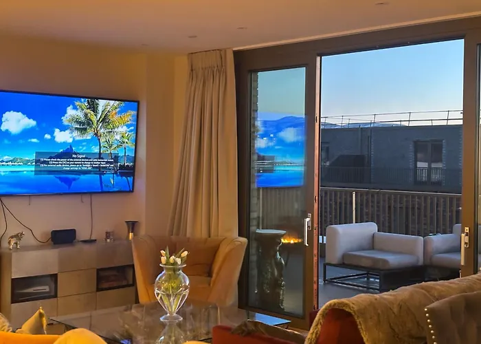 Stunning And Three Bedroom Penthouse With Roof Terrace * Edinburgh