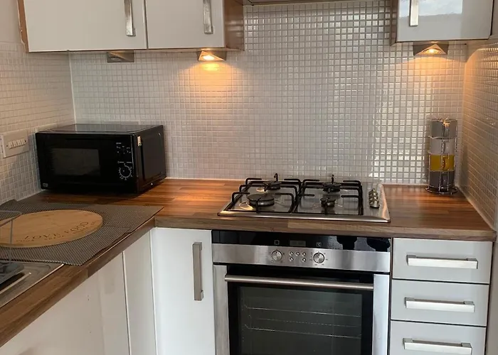 Apartment Spacious Modern 3-bedroom With Balcony & Free Parking Near Centre