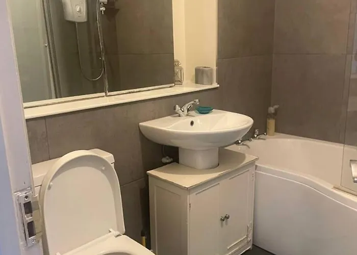 Apartment Edi - - 3 Bedroom Edinburgh