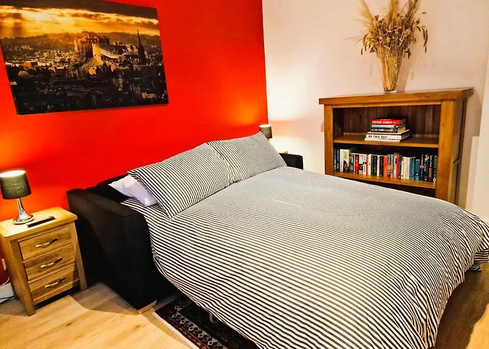 Centre Of Edinburgh's Historic Old Town - Blair Street - Sleeps 4 *