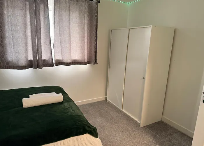 One Bedroom Near Royal Infirmary & Easy Access To Centre *