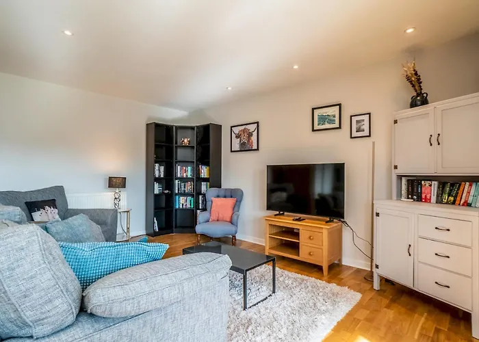 Bright Floor Haven Modern 2br In - Pass The Keys Edinburgh