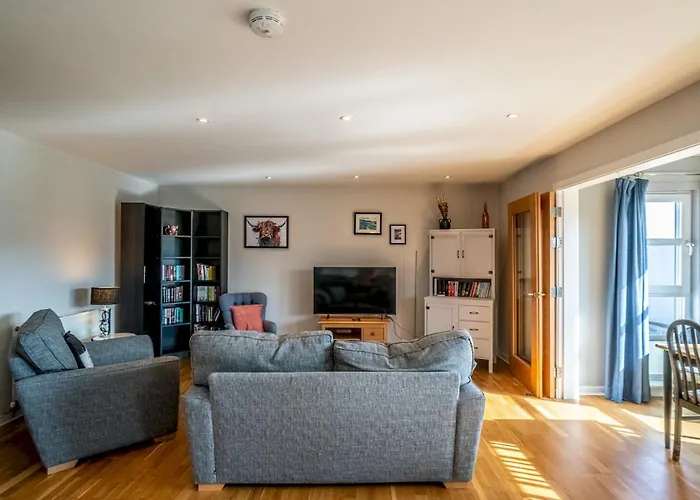 Apartment Bright Floor Haven Modern 2br In - Pass The Keys