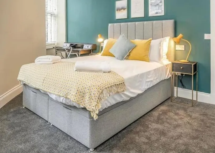 Castle Steps Away - Modern Flat Apartment Edinburgh