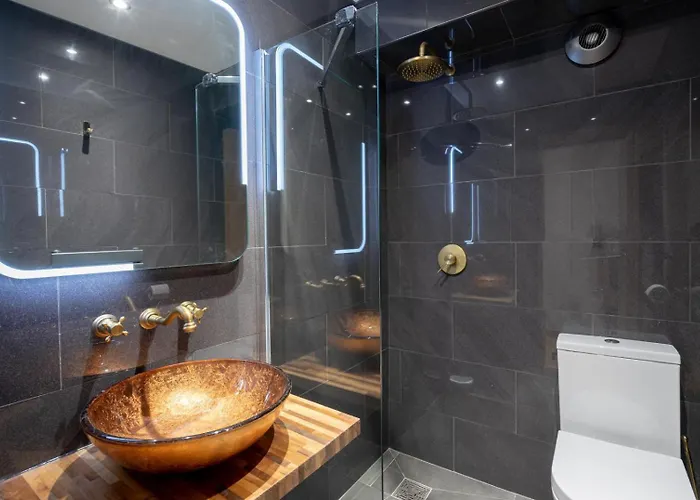 Elegant Stockbridge 3 Bdrm On The Canal Apartment Edinburgh