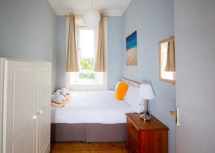 4 Bdrm Cosy By The Meadows Apartment *