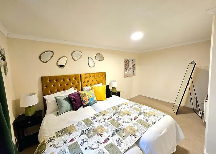 Stylish & Spacious 4 Bedroom House Apartment