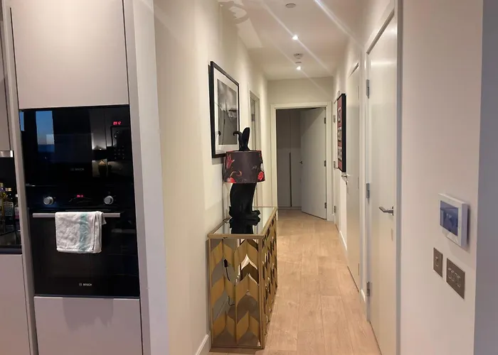 Stunning And Three Bedroom Penthouse With Roof Terrace *