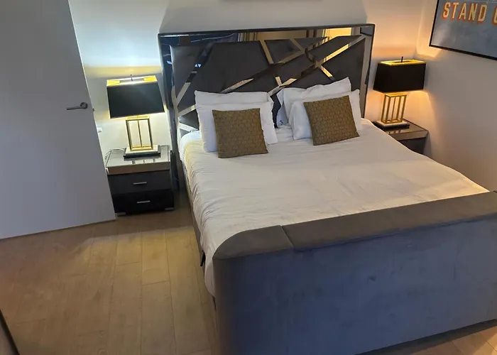 Stunning And Three Bedroom Penthouse With Roof Terrace * Edinburgh