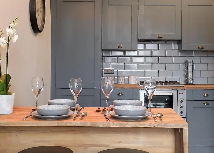 Beautiful Georgian New Town 2 Bed Apartment *