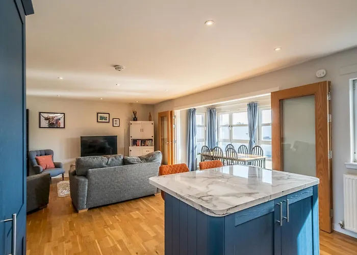 Bright Floor Haven Modern 2br In - Pass The Keys Apartment