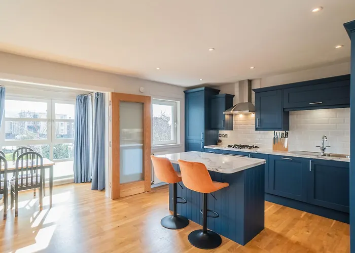 Bright Floor Haven Modern 2br In - Pass The Keys *