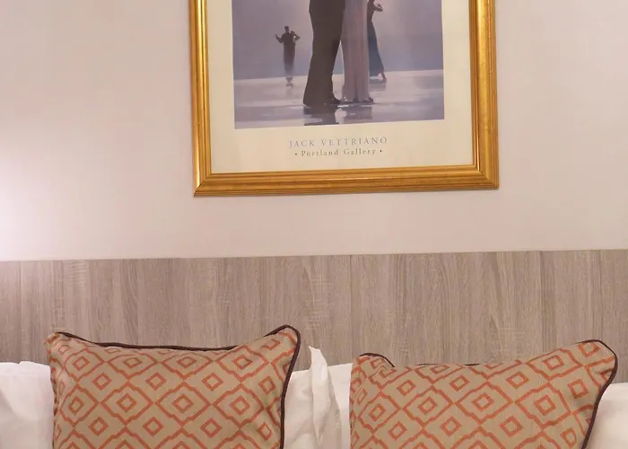 The Fetlock At Hill Square Apartment *