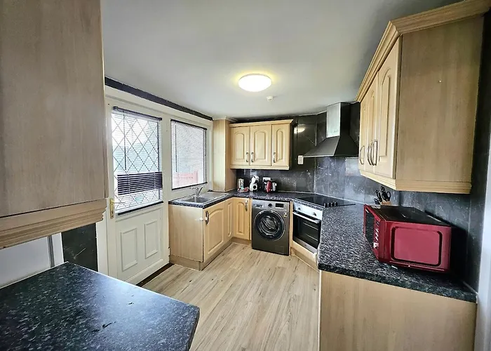 Stylish & Spacious 4 Bedroom House Apartment