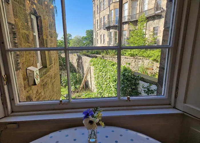 1 Bedroom In Historic Georgian Townhouse Apartment Edinburgh