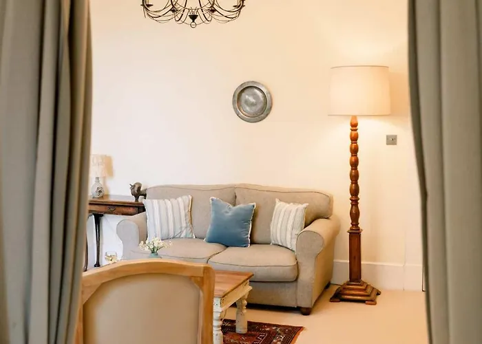1 Bedroom In Historic Georgian Townhouse Apartment *