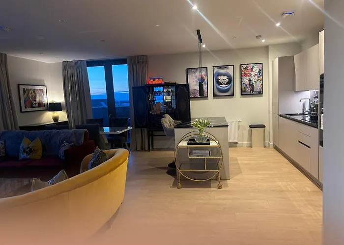 Stunning And Three Bedroom Penthouse With Roof Terrace Apartment *