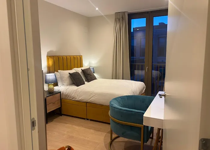 Stunning And Three Bedroom Penthouse With Roof Terrace * Edinburgh