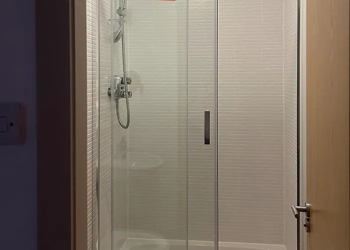 Spacious Modern 3-bedroom With Balcony & Free Parking Near Centre Apartment *