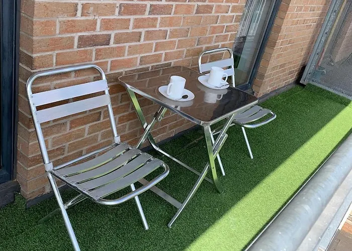Spacious Modern 3-bedroom With Balcony & Free Parking Near Centre *