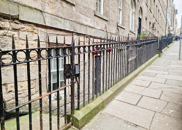 Centre Of Edinburgh's Historic Old Town - Blair Street - Sleeps 4 Apartment *