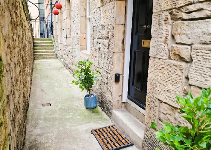 Centre Of Edinburgh's Historic Old Town - Blair Street - Sleeps 4