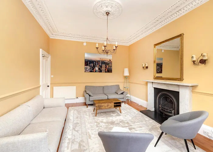 Stylish Southside Flat Near Old Town Apartment