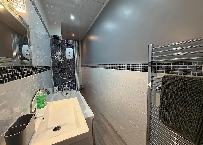 2 Bedroom Flat Near Centre