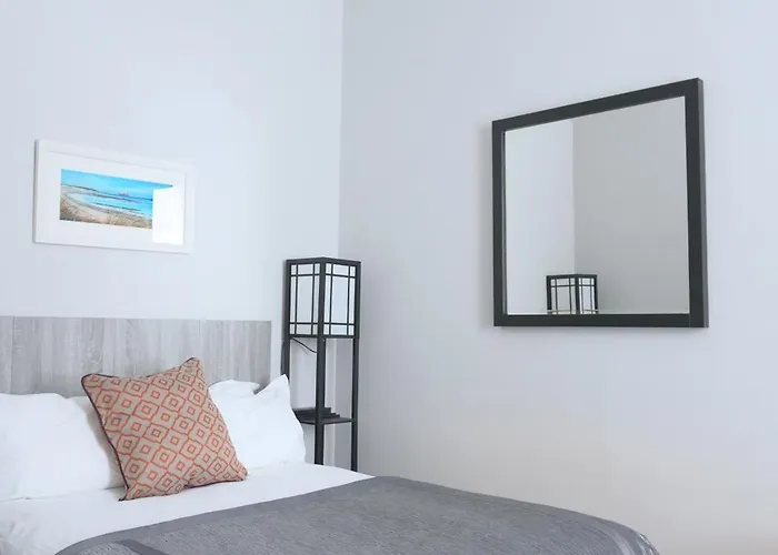 The Fetlock At Hill Square Apartment *