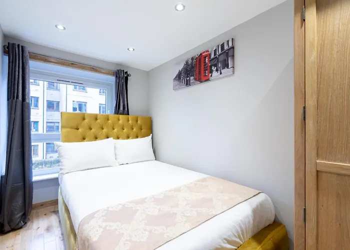 Elegant Stockbridge 3 Bdrm On The Canal