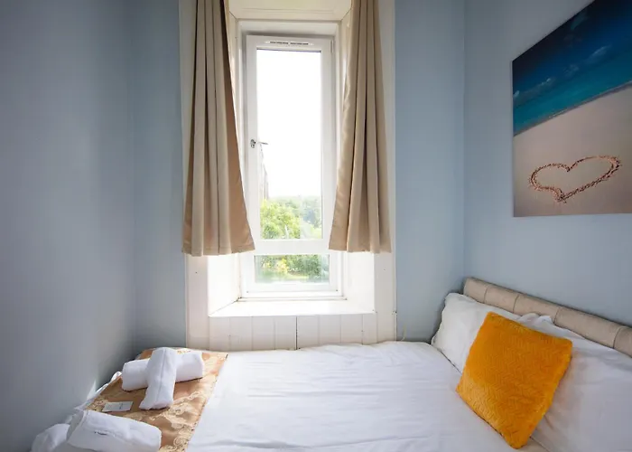 4 Bdrm Cosy By The Meadows * Edinburgh