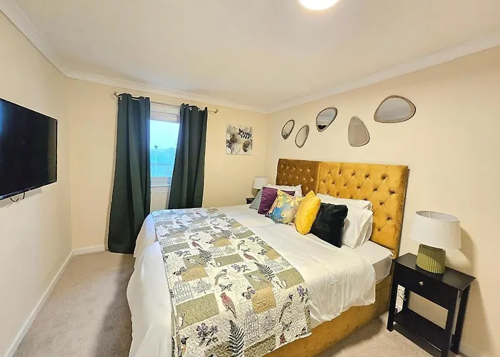 Apartment Stylish & Spacious 4 Bedroom House