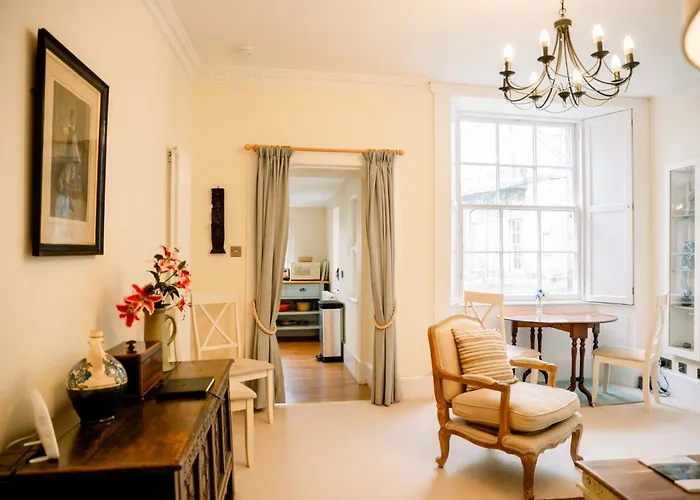 1 Bedroom In Historic Georgian Townhouse Apartment *