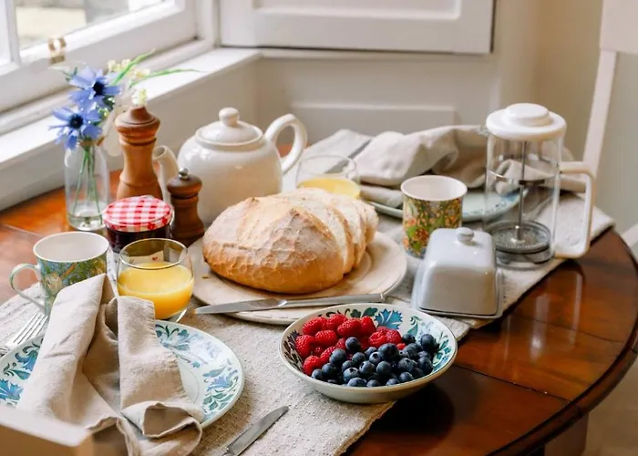 1 Bedroom In Historic Georgian Townhouse Apartment