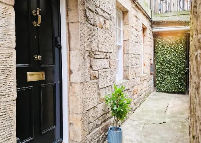 Centre Of Edinburgh's Historic Old Town - Blair Street - Sleeps 4 * Edinburgh