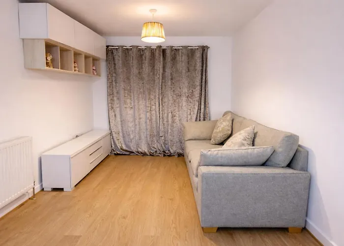 Anna Flat-spacious 2 Bed Flat With Free Parking And Quite Area Apartment *