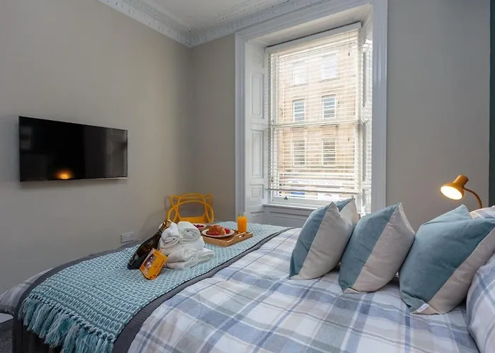 Old Town Modern Retreat - Near The Castle Apartment