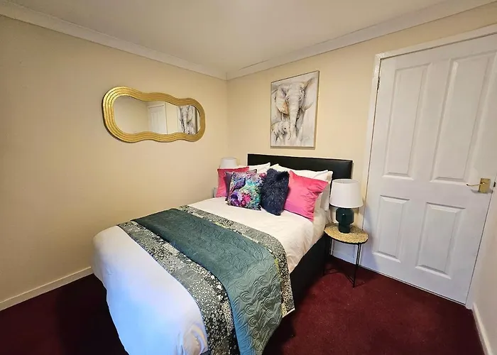 Stylish & Spacious 4 Bedroom House *