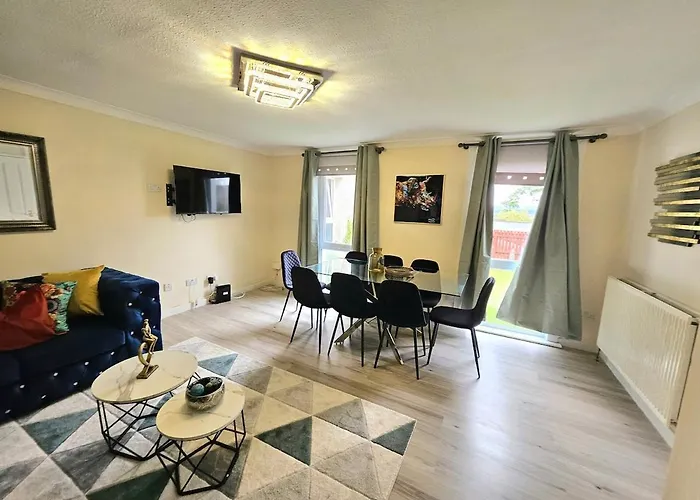 Stylish & Spacious 4 Bedroom House Edinburgh