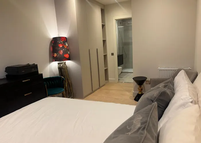 Stunning And Three Bedroom Penthouse With Roof Terrace Apartment *