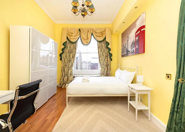 Stylish Southside Flat Near Old Town